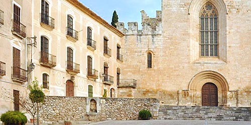  informacion hoteles religiosos catalanes precio estancia habitaciones abadia santes creus