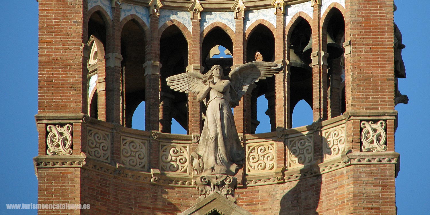  estatua mujer torre ladrillo hospital San Pablo Barcelona 