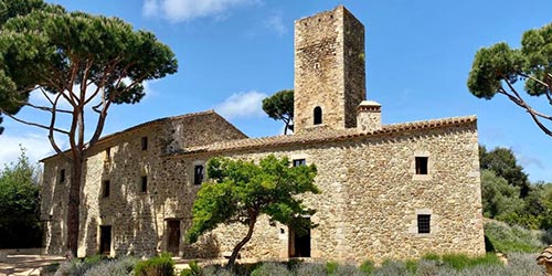  guia masia fortificada torre lloreta calonge reservar masias torreadas catalunya 