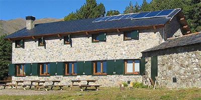 info Mountain huts hostels province Girona guide refugi Corral Blanc 