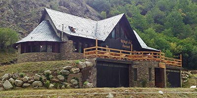 informations mountain lodges hostels Noguera Pallaresa guide refugie Fornet 