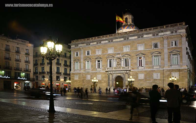 imagen nocturna Plaza Sant Jaume Barcelona fachada Palacio Generalitat