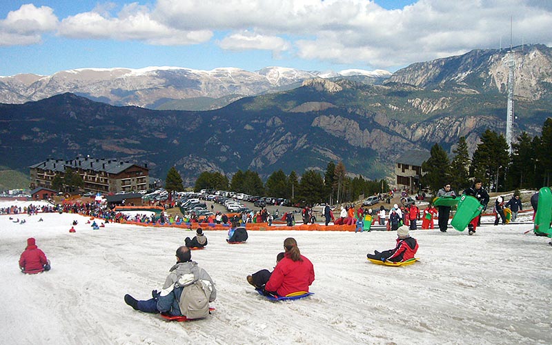 guide tourisme station ski port del comte pistes traineaux enfants 