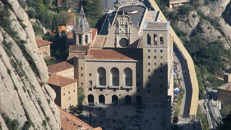 Informations touristiques sur le monastère bénédictin situé dans la montagne Monserrat.