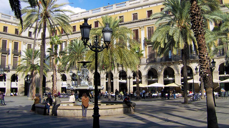  informacion turistica sobre la Plaza Reial de Barcelona, uno de los lugares mas animados de Barcelona. 