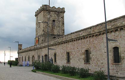  Visit the most beautiful tourist attractions in Barcelona. Tourist information about the Montjuic Castle in Barcelona.