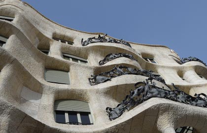  Visit the best touriat sights in Barcelona. Tourist information about the house - museum La Pedrera.
