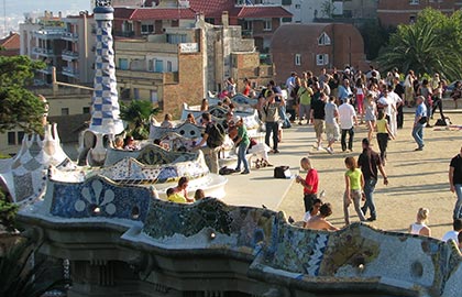  cuales son los lugares de mayor interes turistico en Barcelona. Informacion turistica sobre el Parque Guell de Barcelona.