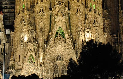 Visit the monuments declared as Patrimony of Humanity. Tourist information about the masterpieces of the modernist architect Antoni Gaudi.