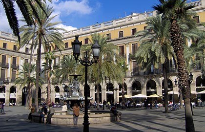  quins són els llocs de major interès turístic a Barcelona. Informació turística sobre la Plaça Reial de Barcelona.
